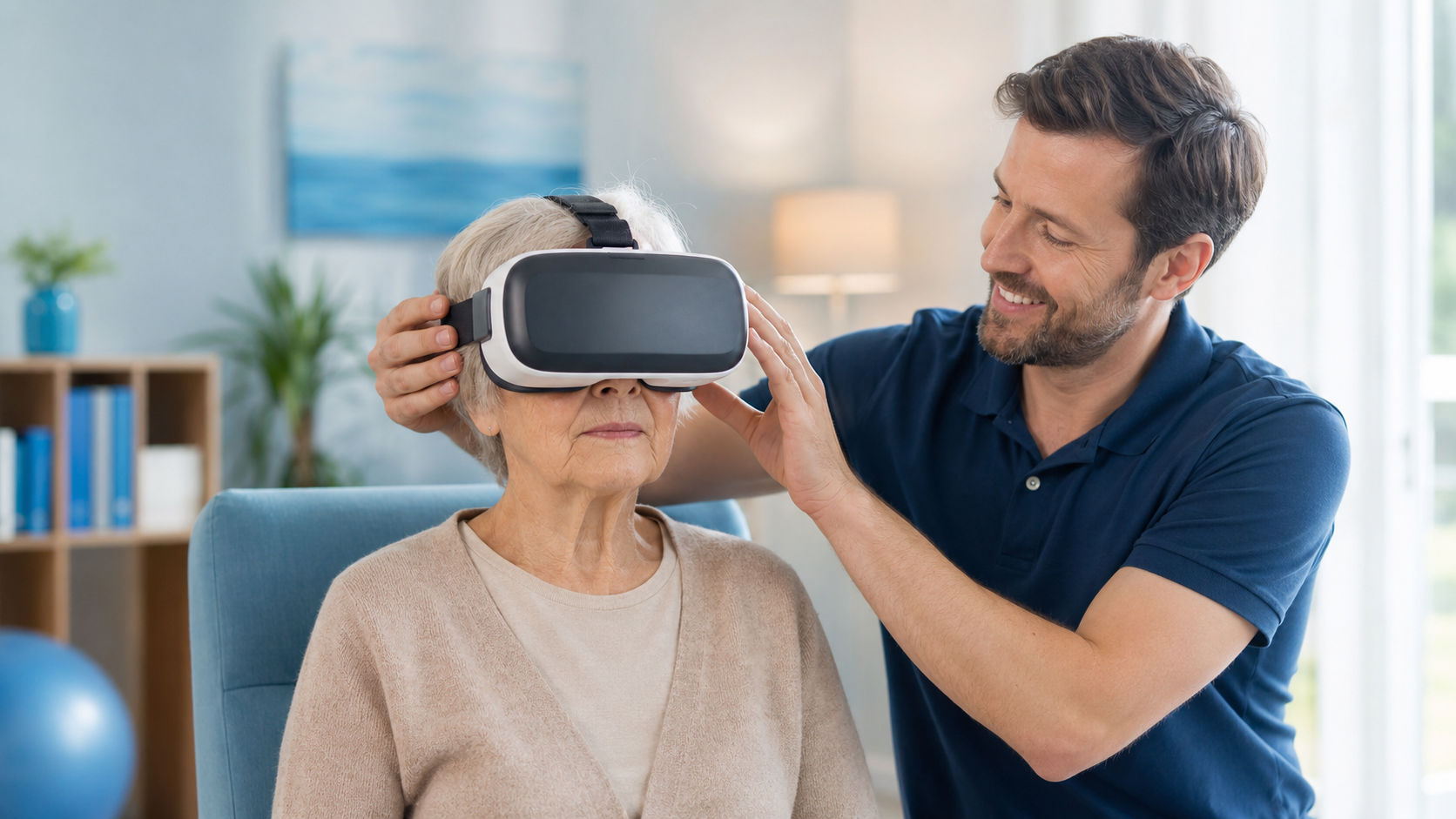 Ein Therapeut hilft einer Seniorin beim Aufsetzen einer VR-Brille